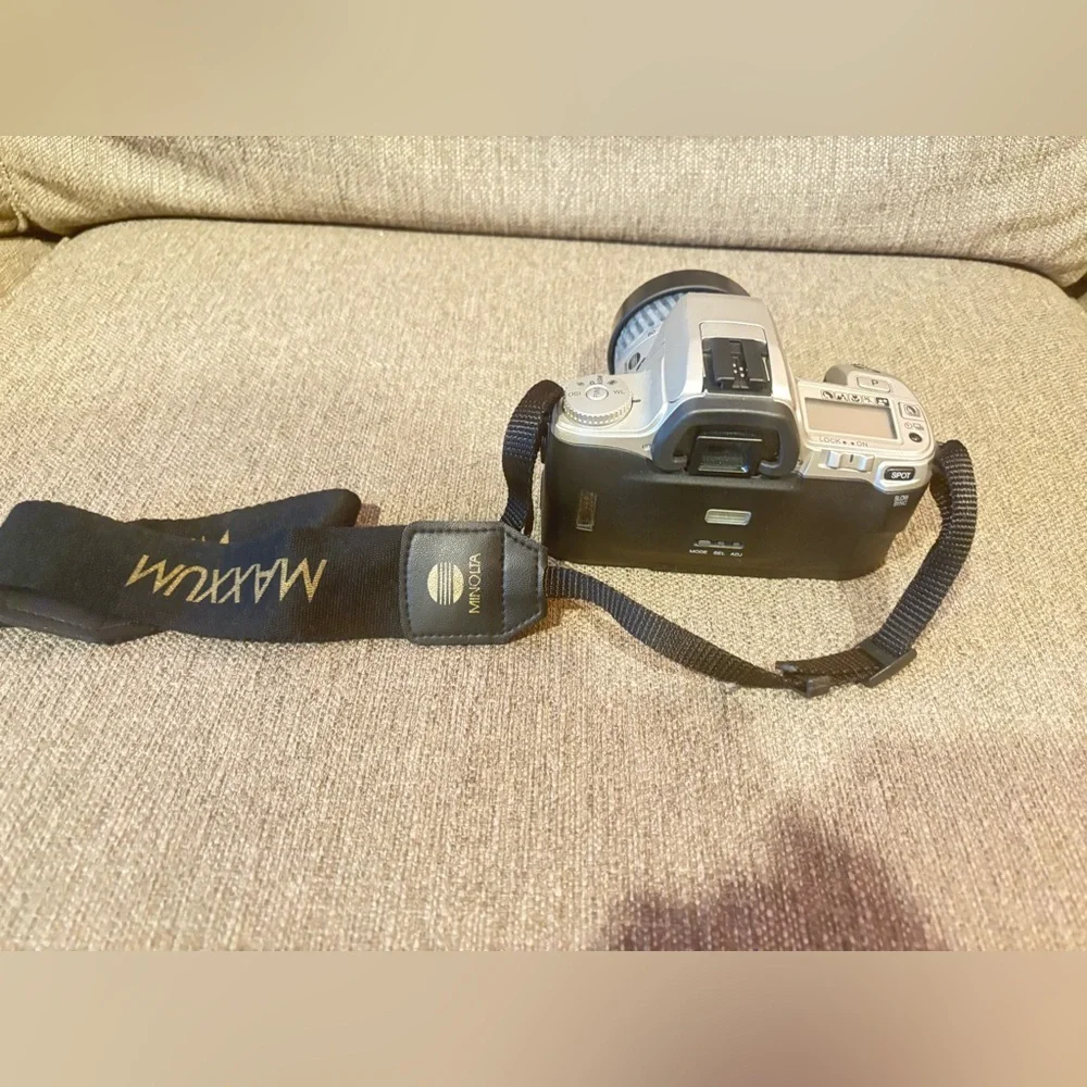NEW: Minolta Dynax 404si Maxim ST si Camera w/ Carry Case and Batteries